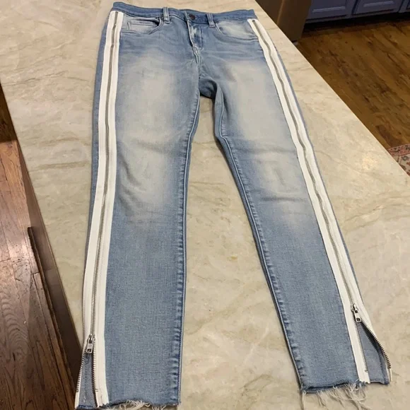 BLANKNYC The Great Jones Mid-Rise Zipper Trim Jeans - Picture 3 of 8